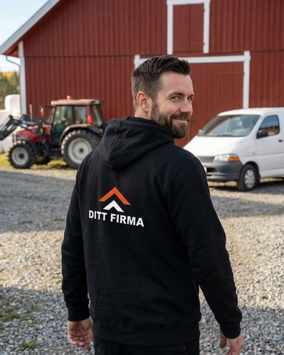 Hettegenser med logo på ryggen
