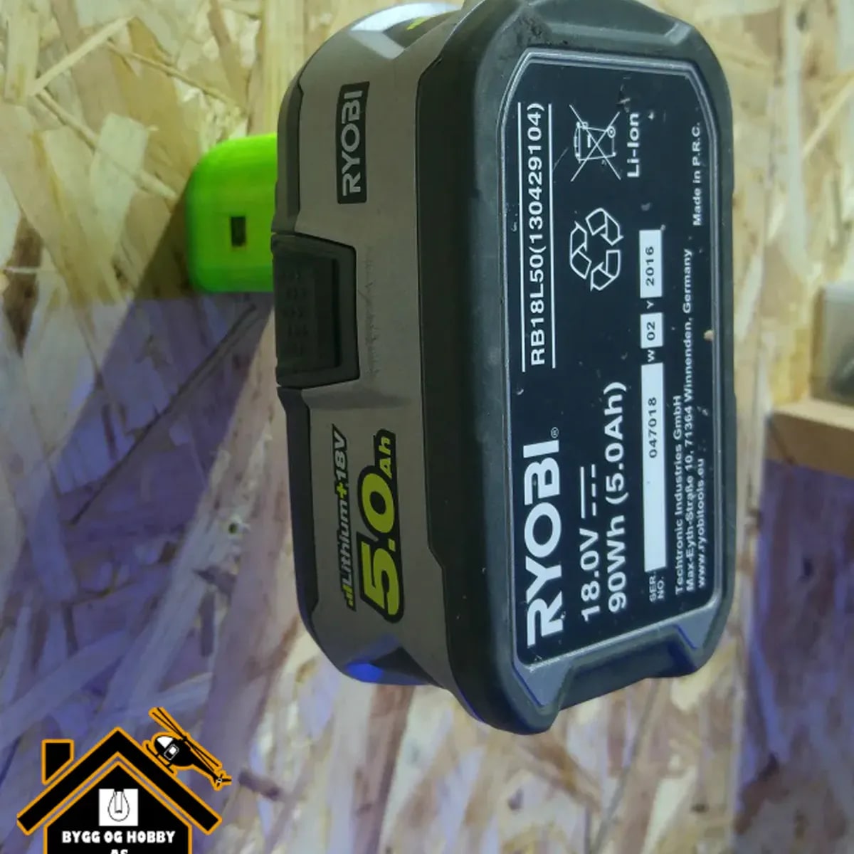 Ryobi-batteri på veggfestet